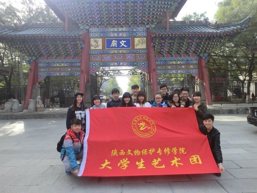 大学生艺术团合影留念